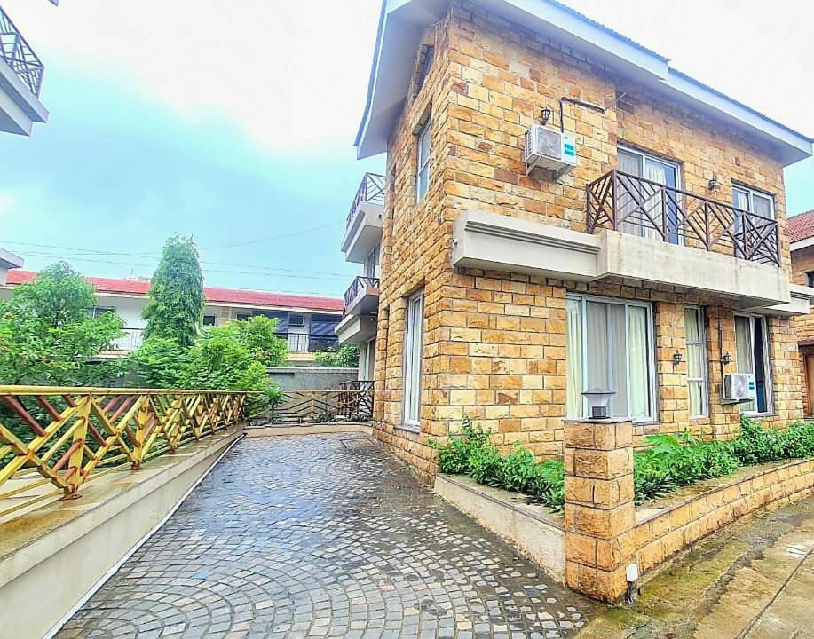 Yellowbrick - Near Market /swimming Pool/ Ac/ Luxurious Lonavala