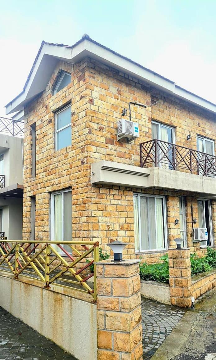 Yellowbrick - Near Market /swimming Pool/ Ac/ Luxurious * Lonavala